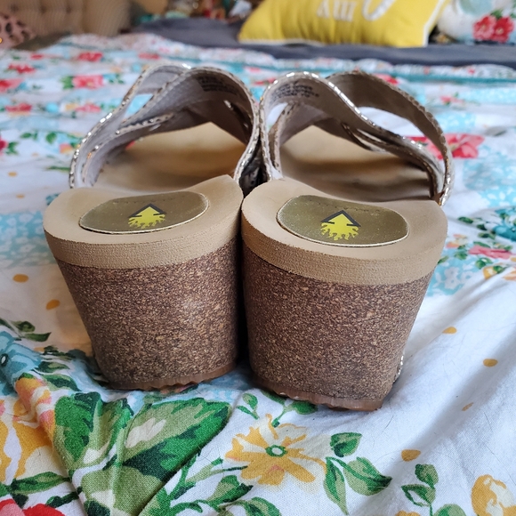 Volatile Women’s Slip On Gold Wedge Sandals Size 8 - Picture 5 of 5